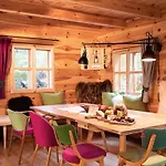Hollmann Am Berg Ski-in Ski-out Chalet *